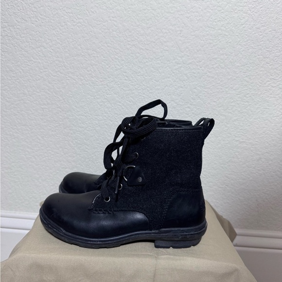 UGG Women's/Girls Hapsburg Laces & Zipper Black Leather Boots - Size 5.5 - Picture 2 of 10